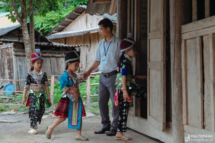 Điểm trường bản Phà Nọi chỉ có duy nhất 1 giáo viên - là thầy Toàn. Vì vậy, thầy phải làm mọi việc, từ lao công, dọn dẹp lớp học đến đánh trống trường... Hàng ngày, thầy Toàn dậy sớm lau bàn ghế, quét dọn phòng học để đón các em học sinh. Niềm vui của thầy chỉ đơn giản là mong muốn các em đến trường đầy đủ, không có em nào ốm đau hay bỏ học để lớp học luôn rộn vang tiếng cười. Ảnh: Đức Anh