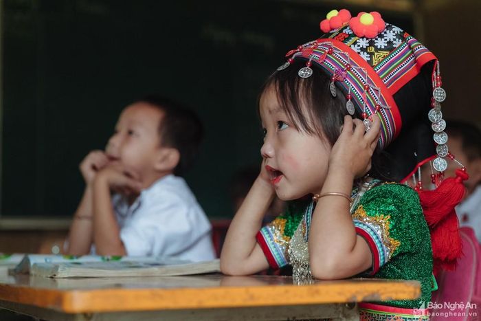 Các em học sinh người Mông chăm chỉ nghe thầy Toàn giảng bài. Ảnh: Đức Anh