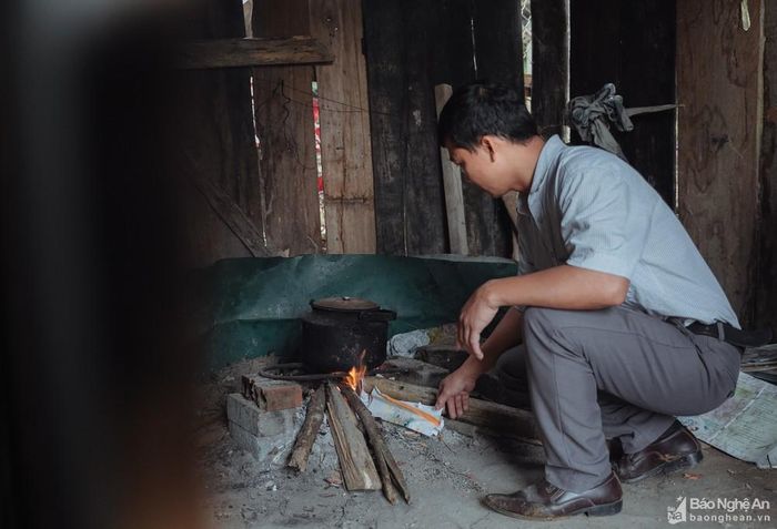 Phải sống ở nơi xa xôi, heo hút, thầy Toàn phải tự mình làm tất cả từ nấu ăn, dọn dẹp nhà, lớp học... Thầy Toàn chia sẻ: "Cả ngày được gần gũi chăm sóc các em cho nên cũng bận rộn. Ngày xưa khi mới lên đây, mình cũng nhớ nhà lắm, nhưng bây giờ đã quen, thương các học trò vùng cao còn nhiều thiếu thốn, mỗi ngày thầy Toàn càng gắn bó và "yêu" cái khó khăn, vất vả ở nơi đây. Cuộc sống mỗi ngày của thầy Toàn cũng đơn giản lắm, sớm mai dậy sớm nấu nồi cơm cho cả ngày, còn thức ăn thì có gì ăn nấy thôi, không cầu kỳ". Ảnh: Đức Anh