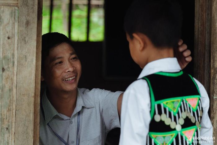 Bằng tình yêu chân thành với các trò nhỏ, thầy Toàn đã âm thầm truyền lửa sự học các em niềm yêu thích khi mỗi ngày được đến trường. Ảnh: Đức Anh