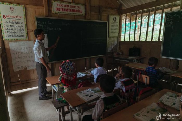 Bản Phà Nọi là bản chưa có điện nên việc học của các em phải phụ thuộc vào thời tiết. Hôm nào buổi sáng trời nhiều sương, ánh sáng yếu thì các em phải vào học muộn. Ảnh: Đức Anh
