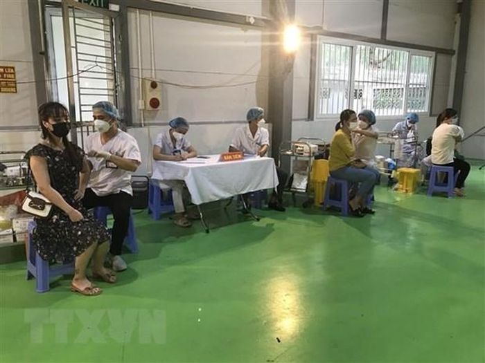 Công nhân được tiêm vaccine phòng COVID-19 tại Khu công nghiệp Đại An, thành phố Hải Dương. (Ảnh: Tiến Vĩnh/TTXVN)