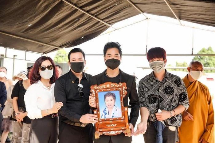 Danh ca Ngọc Sơn bên di ảnh mẹ. 