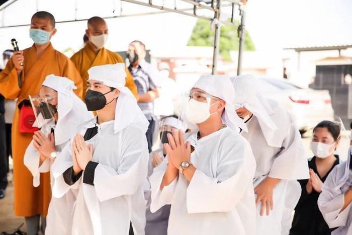 Nam nhạc sĩ và em trai đầu đội khăn t.ang trắng.