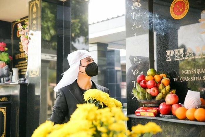 Danh ca Ngọc Sơn thẫn thờ bên mộ phần mẹ trong lễ hạ huyệt.