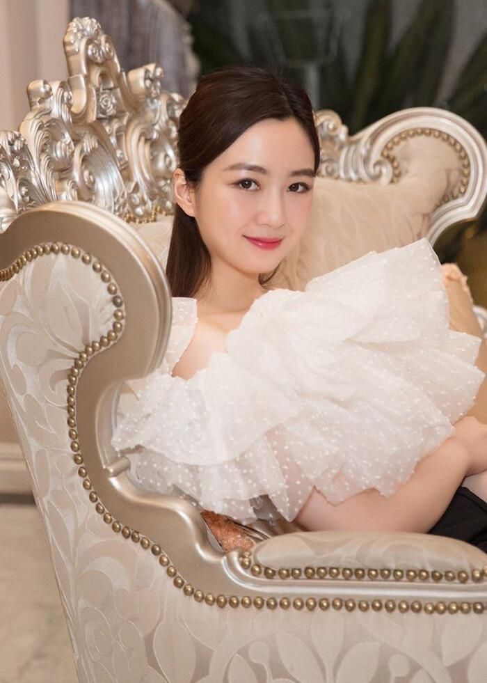 Anh Sa thích các trang điểm nhẹ nhàng, cô gắn bó với những kiểu trang phục mong manh khoe được vẻ nữ tính.
