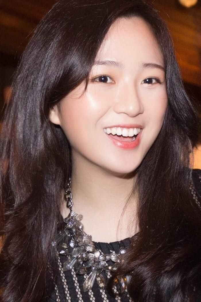 Nhiều người cho rằng, cô phảng phất vẻ đẹp của những đại mỹ nhân Hong Kong những năm 80 - 90.