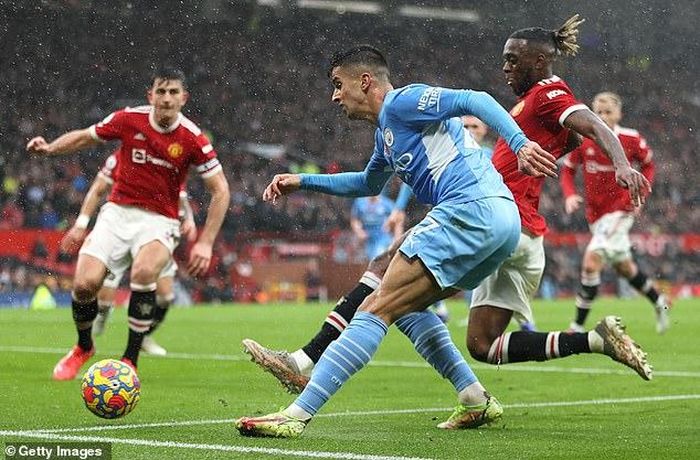 Wan-Bissaka để hổng phía sau lưng rất nhiều lần trong trận gặp Man City
