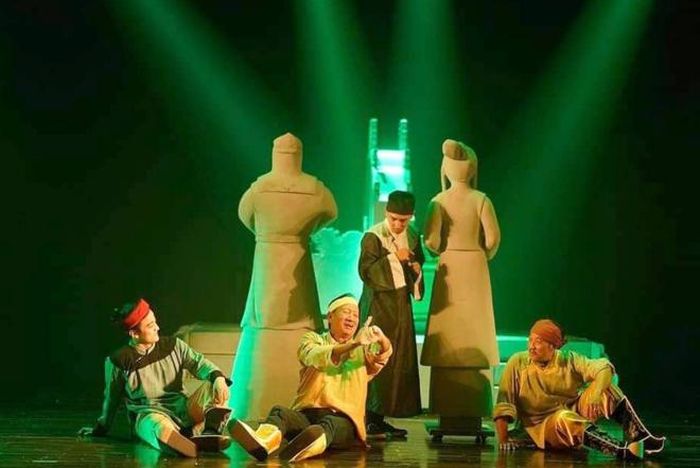 * Vâng, đây là vấn đề lớn, cần được tiếp tục bàn luận nghiêm túc ở tầm vĩ mô. Quay lại với Liên hoan Sân khấu này, bà nghĩ sao về Bản tổng kết của Chủ tịch Hội đồng Nghệ thuật?