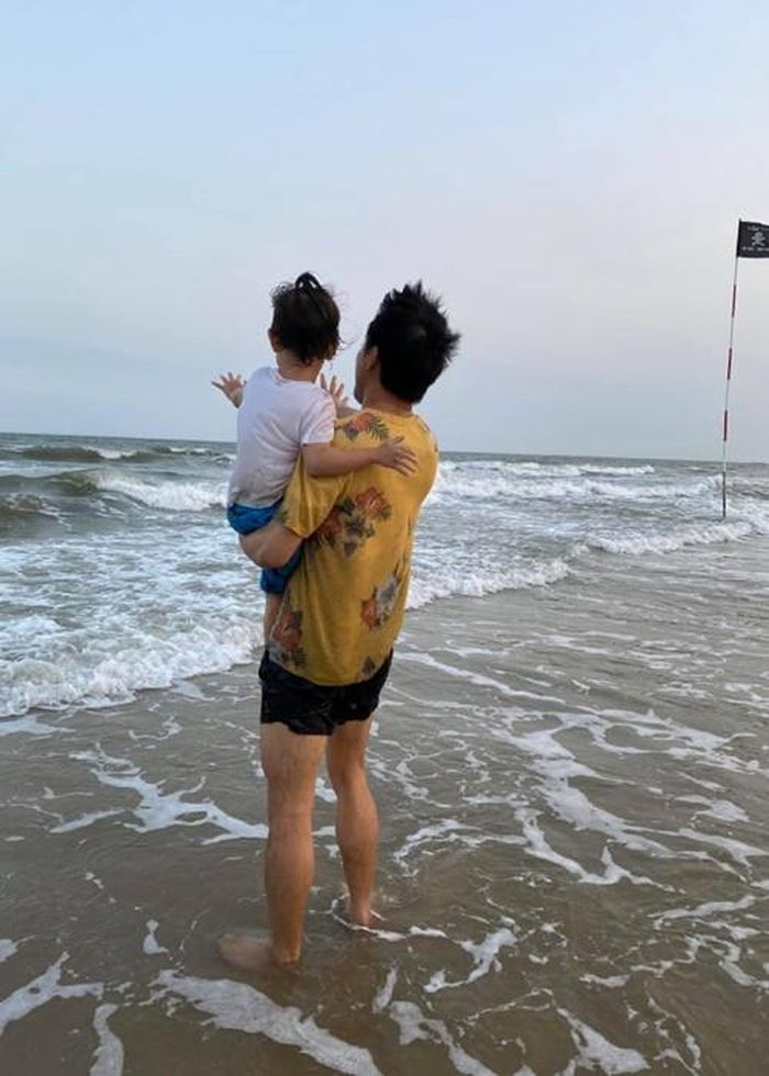 Trước khi kết hôn với Quý Bình, trên trang cá nhân, doanh nhân Ngọc Tiền chia sẻ một số khoảnh khắc thân thiết giữa nam diễn viên và con trai của cô.