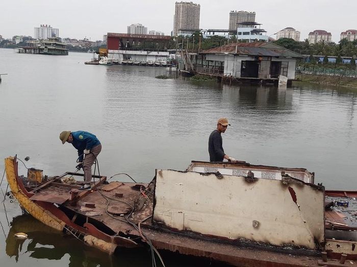  Công nhân phải cắt nhỏ từng bộ phận trên thân tàu.