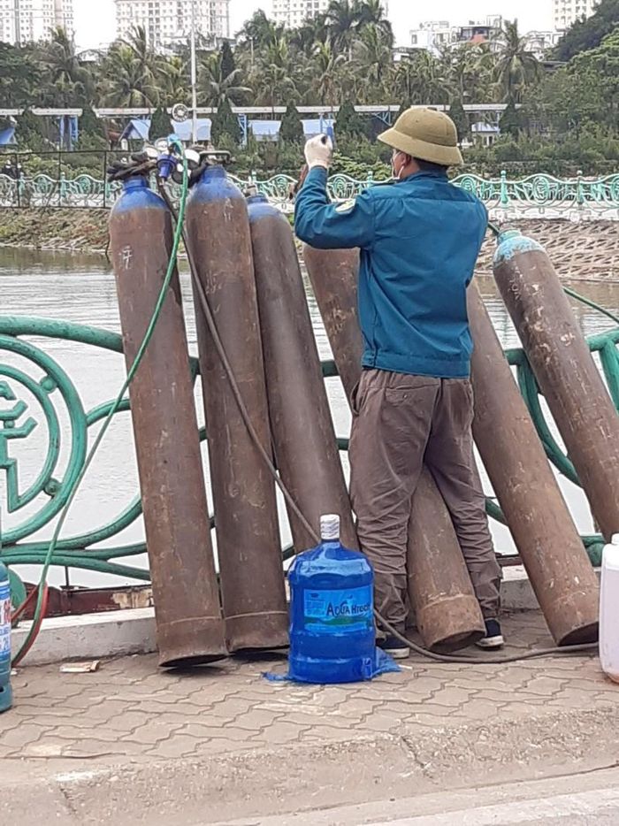 Chuẩn bị thiết bị để tháo dỡ tàu.