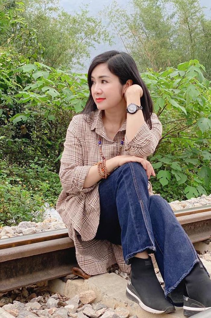 NSND Thu Hà có gu thời trang trẻ trung hơn tuổi.