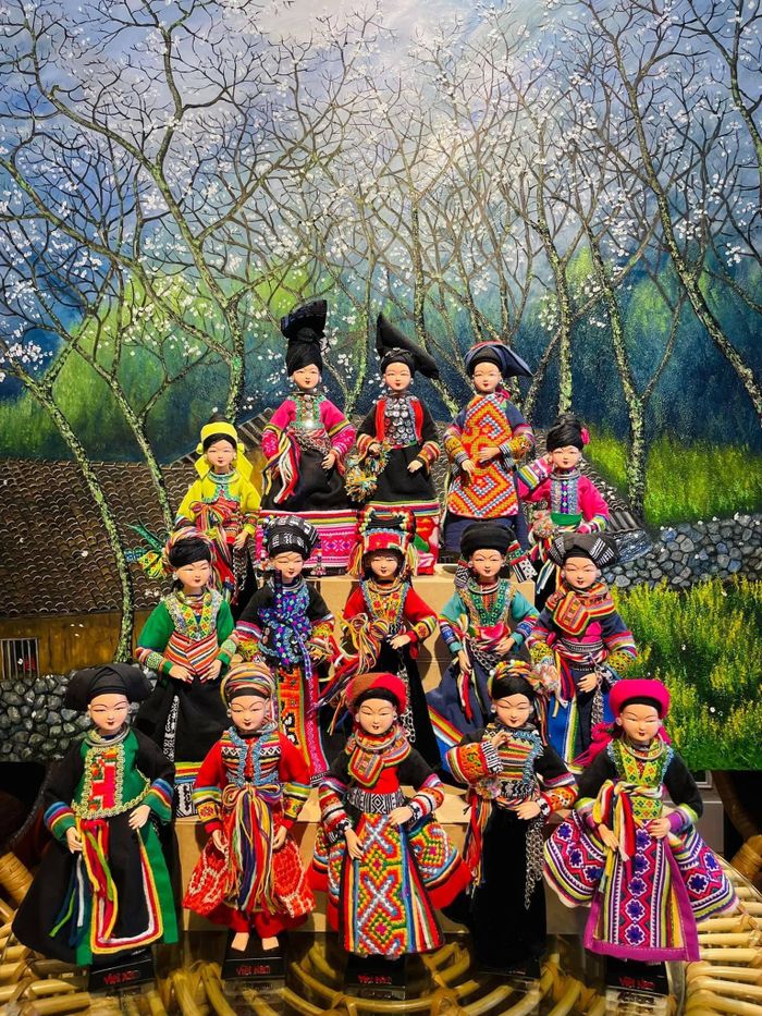 Trang phục của búp bê được anh Hoàng Anh chăm chút tỉ mỉ. 