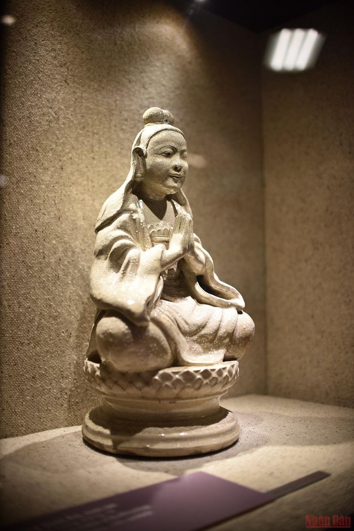 Tượng thờ bằng gốm Bát Tràng, thế kỷ 19.