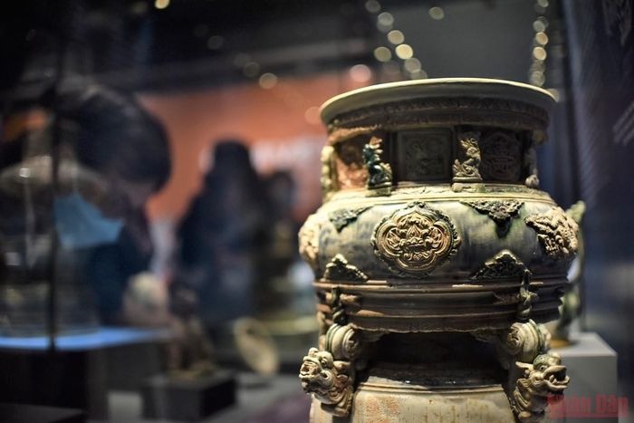 Lư hương, men lam và nhiều màu, niên hiệu Chính Hòa thứ 9 (1688). (Ảnh: Minh Duy)
