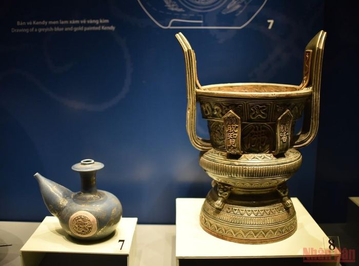 Đồ gốm Việt Nam thời Lý - Trần, với loại hình phổ biến như liễn, ấm, đài sen, âu, bát, đĩa..., đã phát triển mang tính độc lập và đậm tính bản địa của người Việt. Lúc này, nhiều dòng gốm men mới ra đời và rất được ưa chuộng, gồm gốm men trắng, gốm men ngọc, gốm men xanh lục, gốm men nâu, gốm hoa nâu và gốm hoa lam xuất hiện lần đầu từ cuối thế kỷ 14. (Ảnh: Minh Duy)