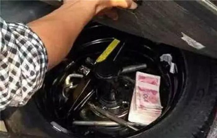 Bánh xe dự phòng cũng là một chỗ cất giấu không tồi.