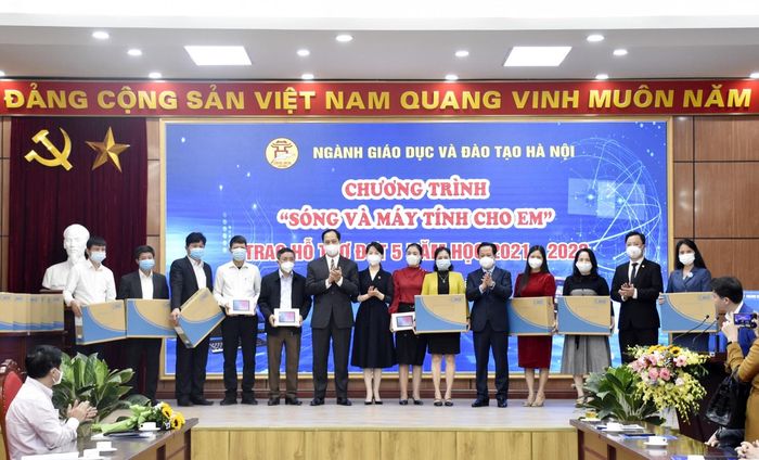 Lãnh đạo Sở GD&amp;ĐT Hà Nội cùng nhà tài trợ trao máy tính cho đại diện các Phòng GD&amp;ĐT