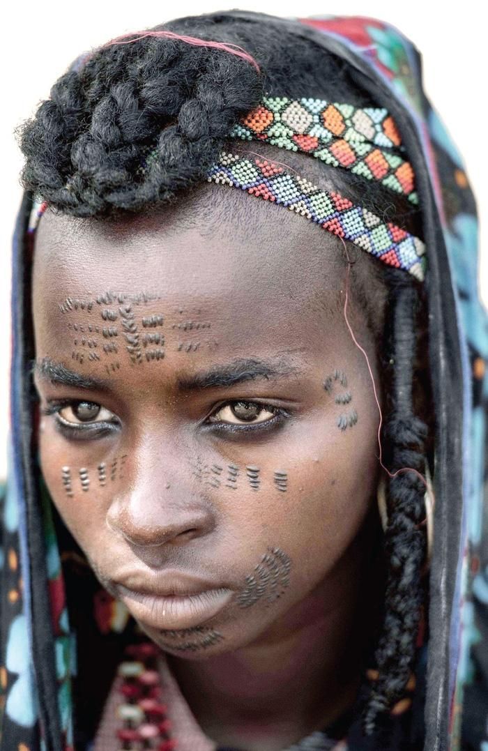 Đàn ông Wodaabe thường cạo phần tóc trên trán và tết phần tóc còn lại