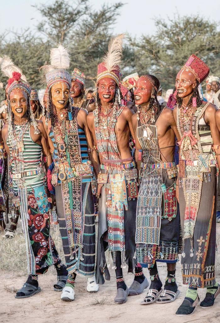 Đàn ông Wodaabe nhảy múa trong lễ hội Gerewol