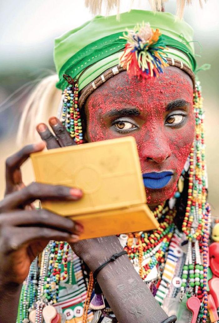 Đàn ông Wodaabe luôn mang theo gương bên mình