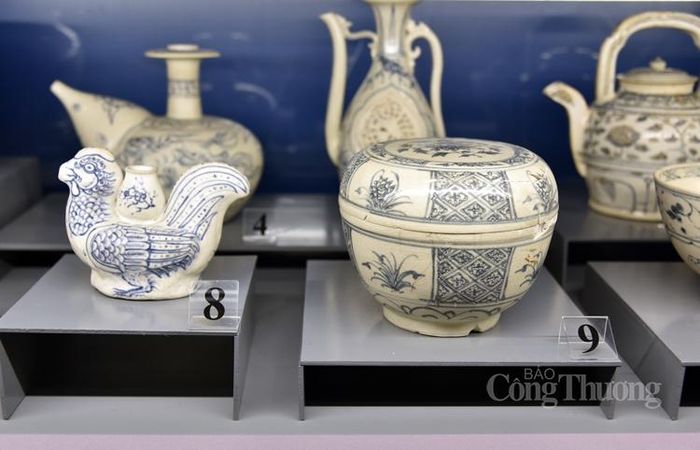Men trắng in nổi thế kỷ XV