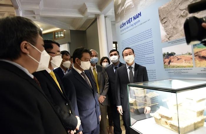 Các đại biểu tham quan triển lãm