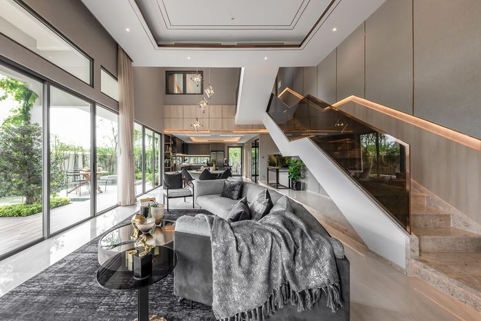  Khu vực phòng khách có khoảng thông tầng cao, rộng. Kiến trúc nhà lệch tầng giúp không gian luôn đầy ắp ánh sáng và không khí thoáng đãng. Từ sofa, gia chủ có thể bao quát toàn bộ khoảng sân vườn qua hệ thống cửa kính, tựa như một bức tranh thiên nhiên nhân tạo. 