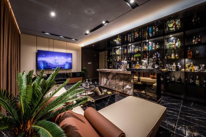  Khu vực giải trí nằm ở tầng cao nhất, bao gồm tủ rượu và một quầy bar. Đây là nơi gia chủ có thể cùng xem phim hoặc nghe nhạc cùng gia đình, bạn bè. 