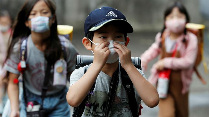 Đeo khẩu trang là thói quen của người Nhật. Ảnh: Reuters.