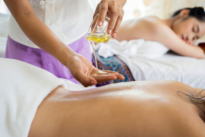  Thanh Toàn vẫn mong chờ ngày được đi làm lại ở cơ sở spa trước đây. Ảnh minh họa: The Times.