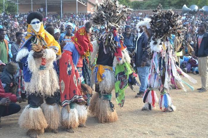 Đàn ông Chewa nhảy điệu “Gule wamkulu”. Ảnh: Culture Trip