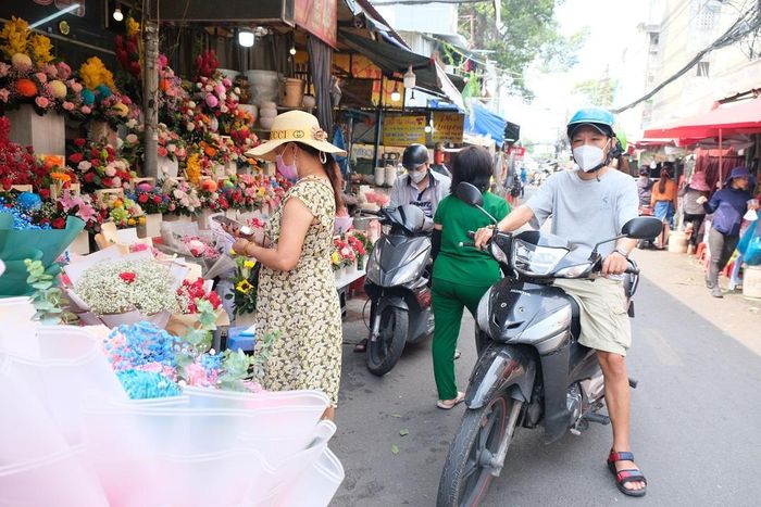 Do đã dự báo trước được tình hình, nhiều cửa hàng hoa đều chủ động nhập hàng về ít hơn mọi năm để tránh tình trạng tồn hàng.