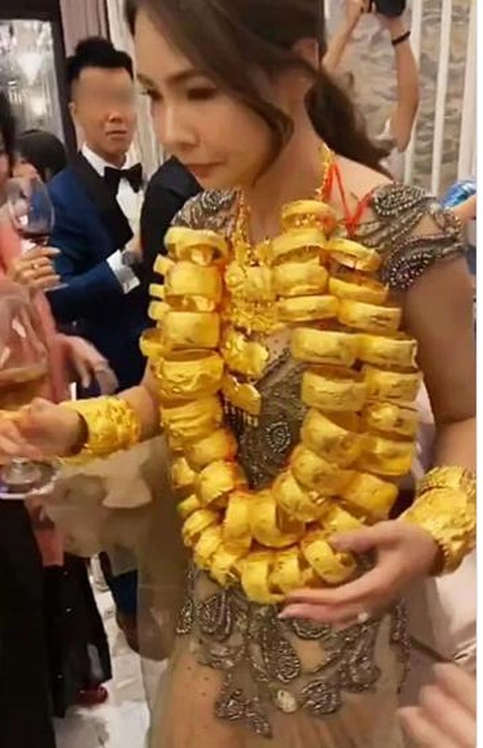 Cô dâu đeo vàng nặng trĩu cổ.