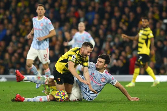 Harry Maguire có pha xoạc bóng và nhận thẻ vàng thứ hai phút 69.
