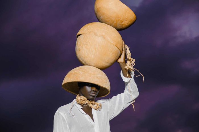  Biểu tượng của nhà Alonhomba là raffia và calabash - đại diện cho sự thống trị, lòng dũng cảm và sự kiên trì. Phương châm của họ là: Bất hạnh của một số người làm nên hạnh phúc cho những người khác. 