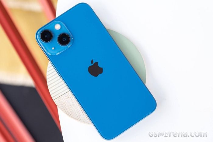 iPhone 13 mini có thời lượng pin tốt hơn thế hệ trước. Ảnh: GSMArena.