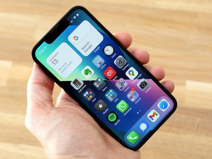 iPhone 13 mini là smartphone nhỏ gọn với thời lượng pin cải tiến và cấu hình mạnh. Ảnh: The Guardian.