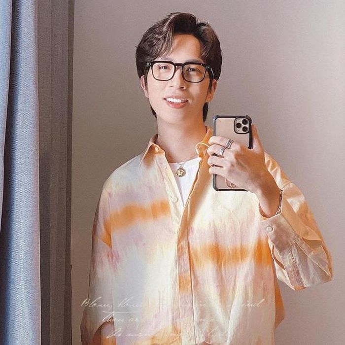 Đặng Tiến Hoàng, thường được biết đến với nghệ danh ViruSs, là một nam YouTuber, streamer, nhạc sĩ, nhà sản xuất âm nhạc người Việt Nam.
