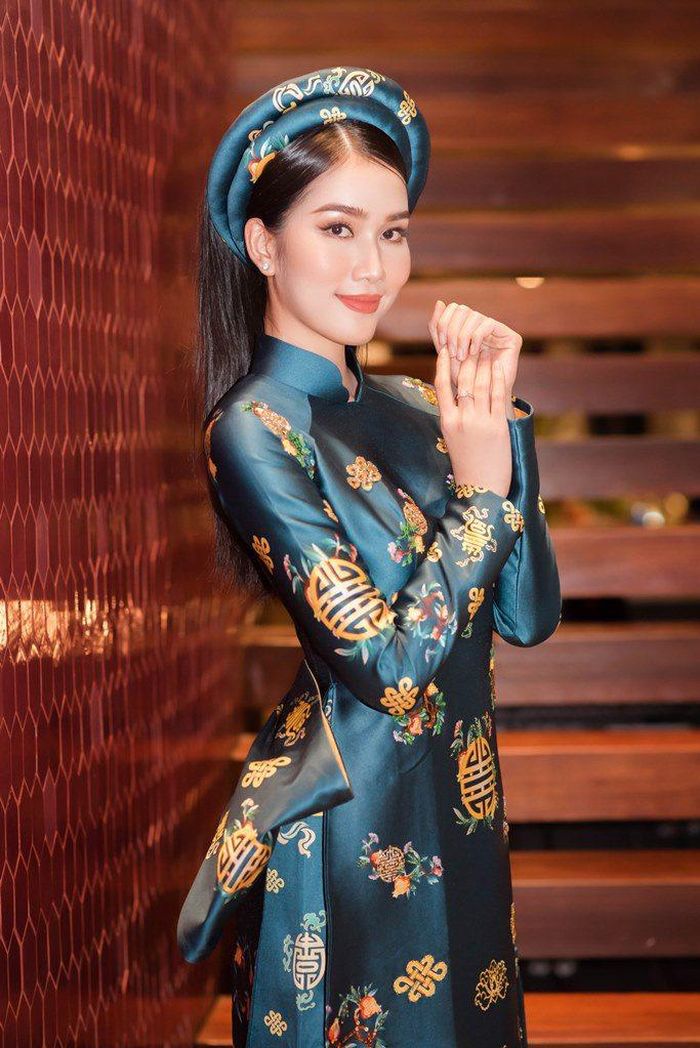  Á hậu Phương Anh và Ngọc Thảo xuất hiện với thần thái nổi bật trong chiếc áo dài gấm họa tiết cổ phục được thiết kế cầu kỳ nhưng vẫn tinh tế. Đặc biệt, 2 bóng hồng còn nhấn nhá thêm chiếc mấn giúp tôn lên vẻ duyên dáng cho tổng thể trang phục.
