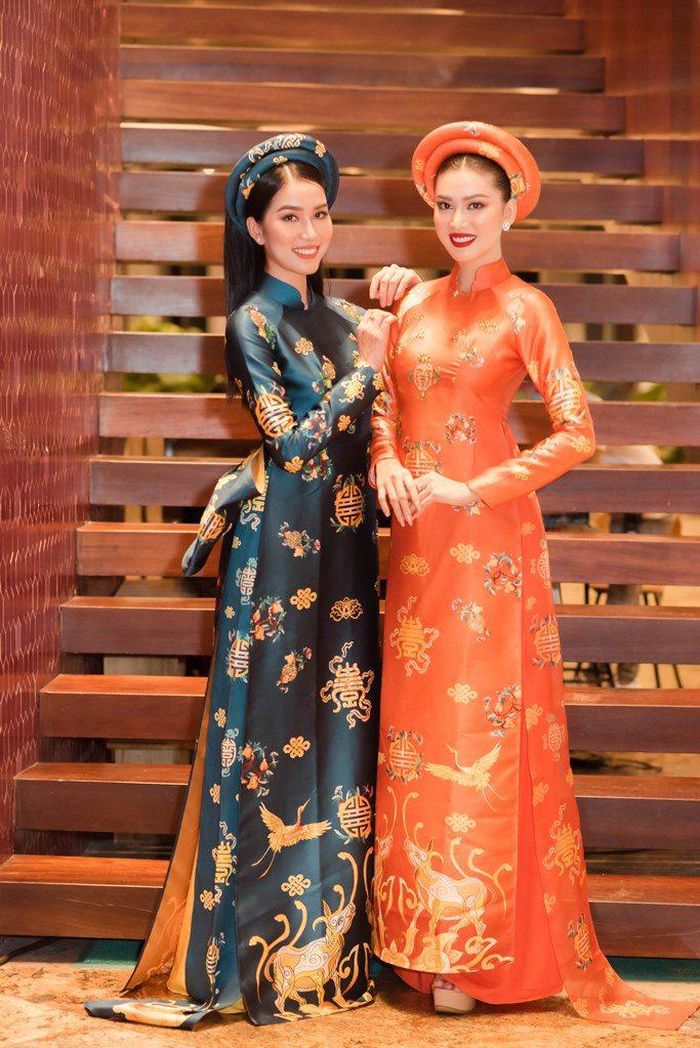 Tham dự Đêm bế mạc LHP với tư cách khách mời trao giải, Á hậu Phương Anh và Ngọc Thảo đã có mặt rất sớm tại thảm đỏ. Hai nàng hậu chọn trang phục áo dài của NTK La Sen Vũ vô cùng phù hợp với một sự kiện được tổ chức trên vùng đất cố đô.