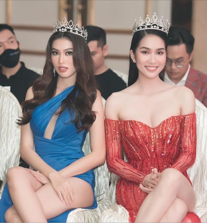 Điều đáng ngạc nhiên là dù là đàn em nhưng Ngọc Thảo lại toán lên thần thái cũng như khí chất vô cùng trưởng thành với các item thời trang "kịch tính". Ngược lại, Phương Anh lại hiền dịu và vô cùng nền nã. 