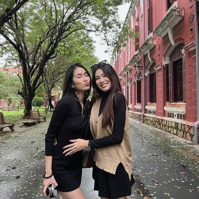 Dù mỗi người theo đuổi phong cách khác nhau nhưng khi cùng chung khung hình, cặp chị em khiến người hâm mộ thích thú vì nét đáng yêu, dễ thương.