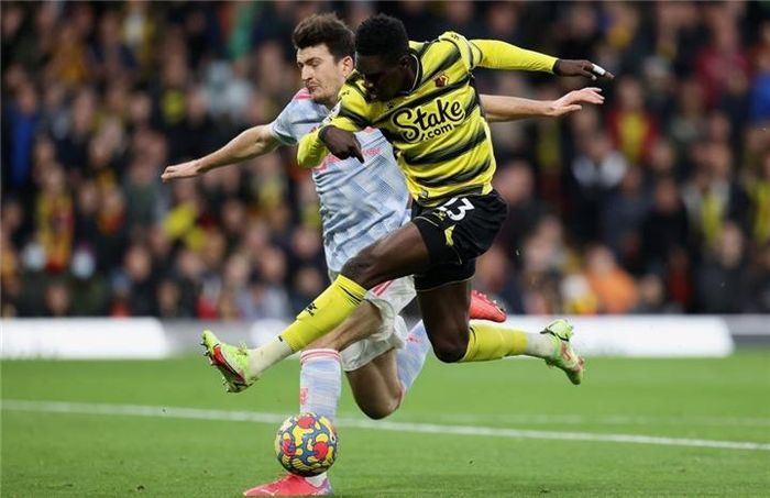 Watford (áo vàng) lấn lướt Man Utd. 