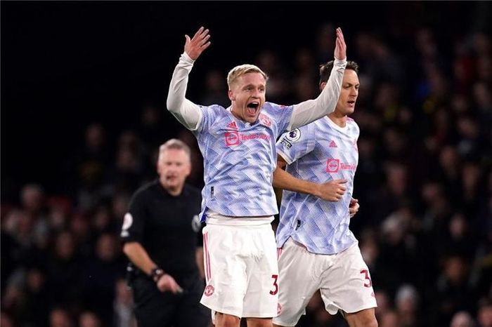 Bàn thắng của Van de Beek như gáo nước lạnh dội vào Solskjaer. 