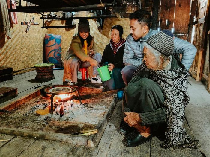 Khách mời thử làm tapyo.