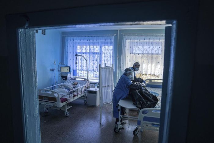  Ukraine là một trong những nước có tỷ lệ tiêm chủng thấp nhất trong khu vực Đông Âu. Trong ảnh, một nhân viên y tế chuẩn bị vận chuyển thi thể của bệnh nhân Covid-19 tại một bệnh viện ở Kakhovka, Ukraine. 