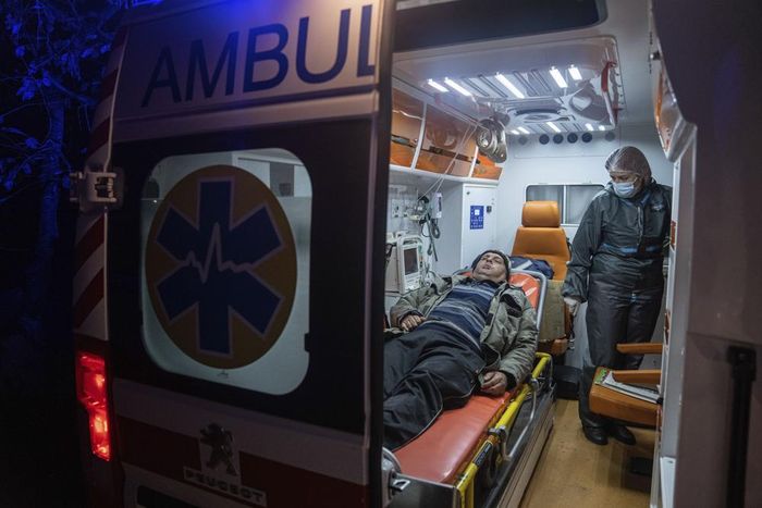  “Không thể đánh lừa Covid-19 bằng chứng nhận giả, nhưng nhiều người Ukraine chỉ nhận thức được điều đó khi phải vào phòng chăm sóc đặc biệt (ICU)”, bác sĩ Molchanov nói. 