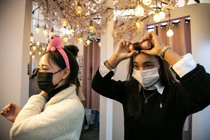  Các cô gái chuẩn bị chụp ảnh tại một photobooth ở Seoul. 